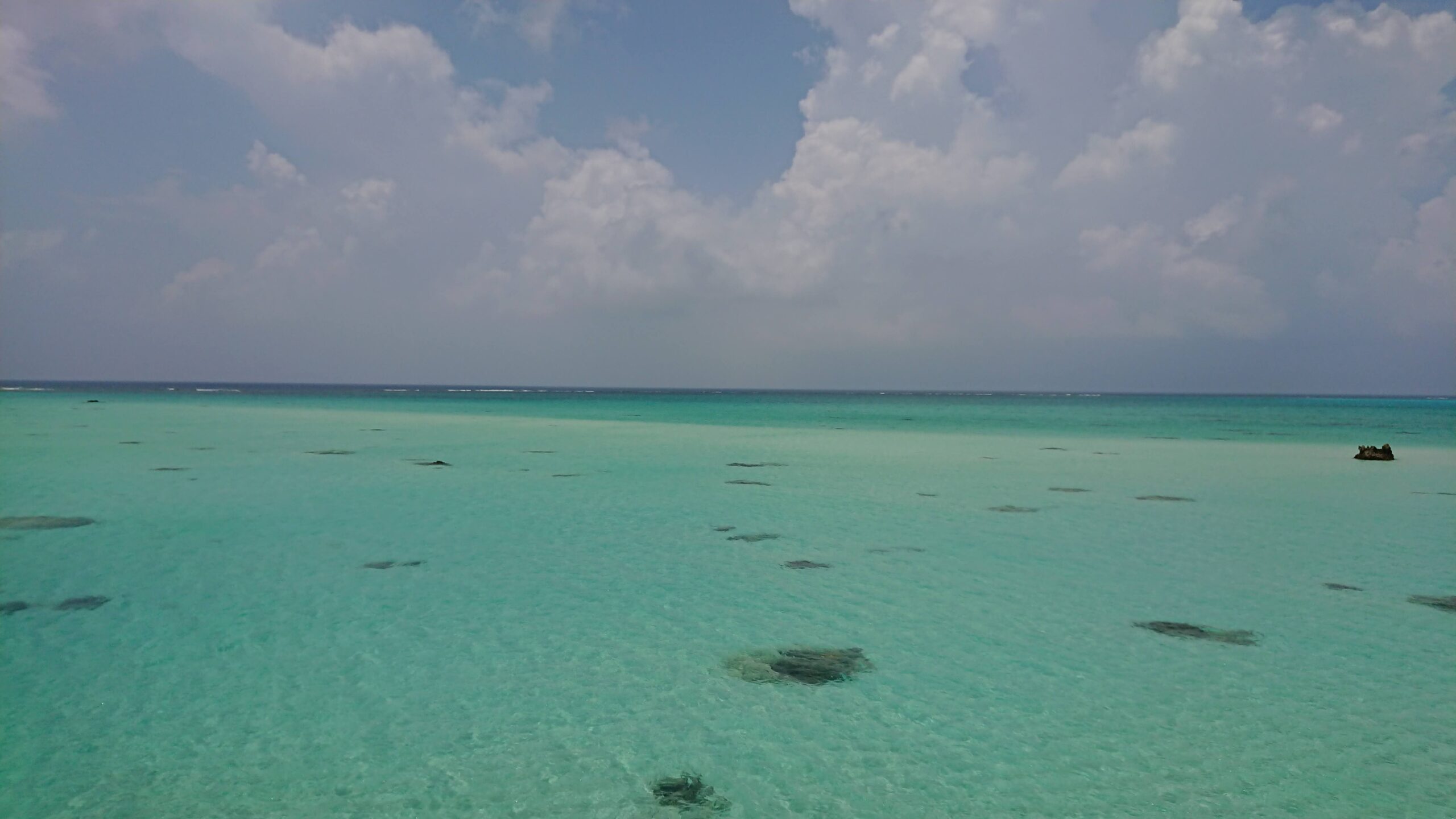 宮古島の透明なターコイズブルーの海