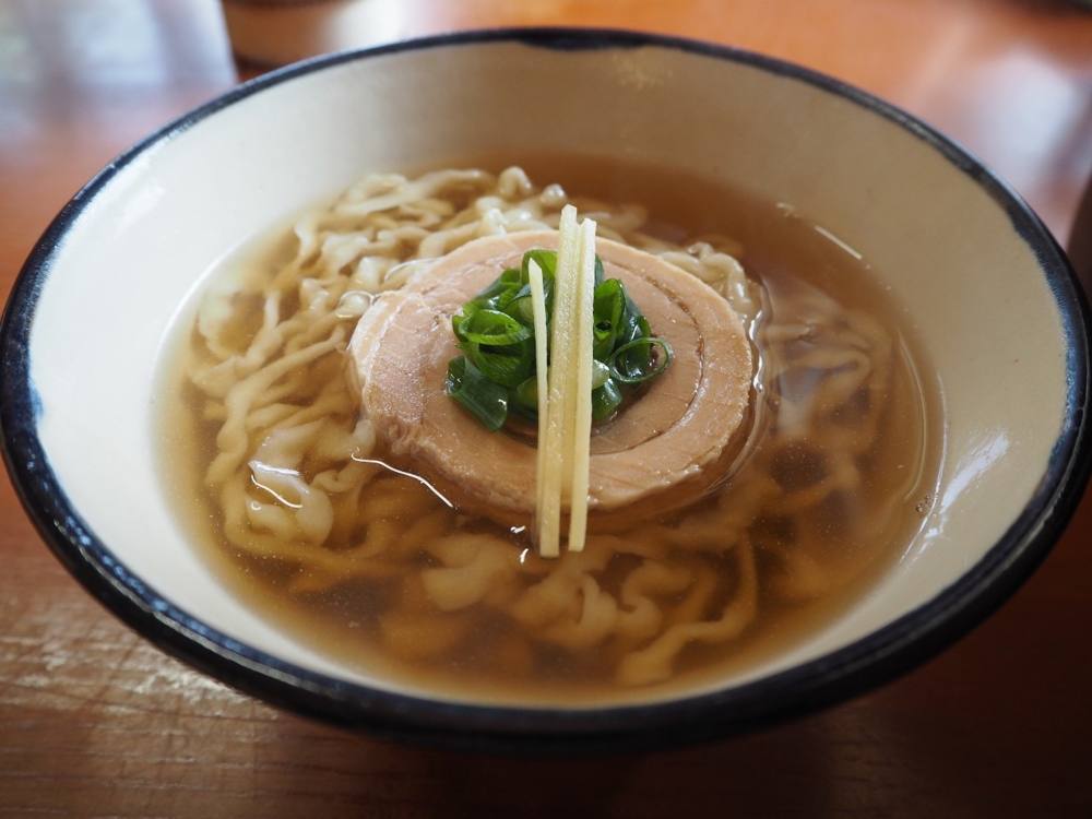にいまそばの三枚肉そば あっさりスープと自家製ちぢれ麺