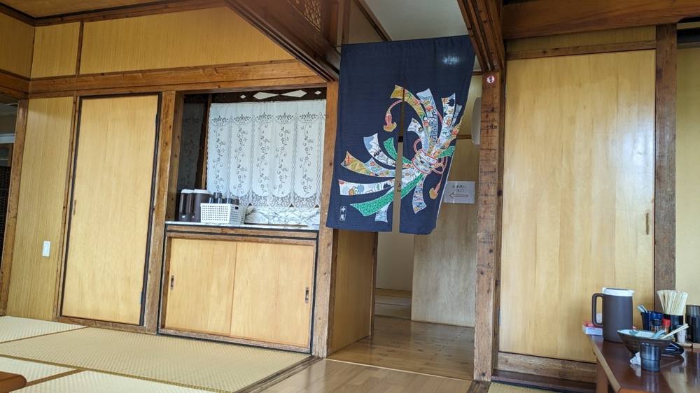 にいまそばの店内 古民家風の座敷